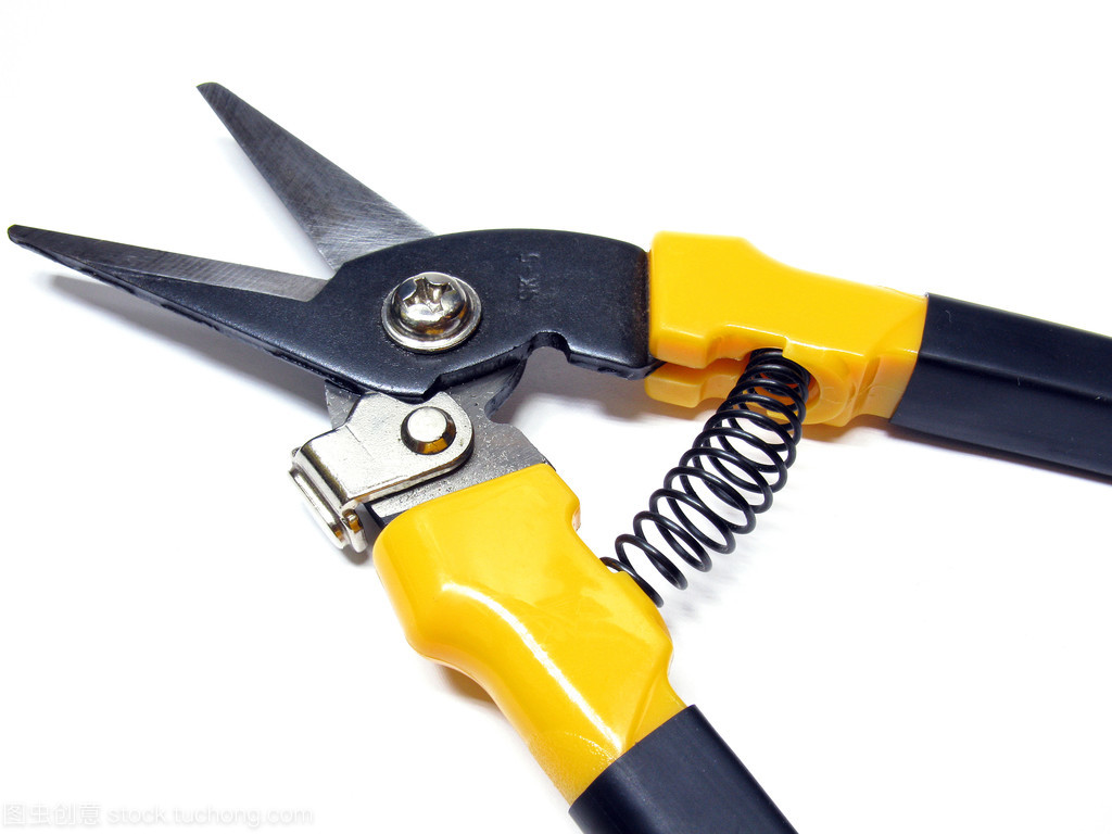 剪板机切割金属在白色背景上。切割金属在白色背景上的剪刀